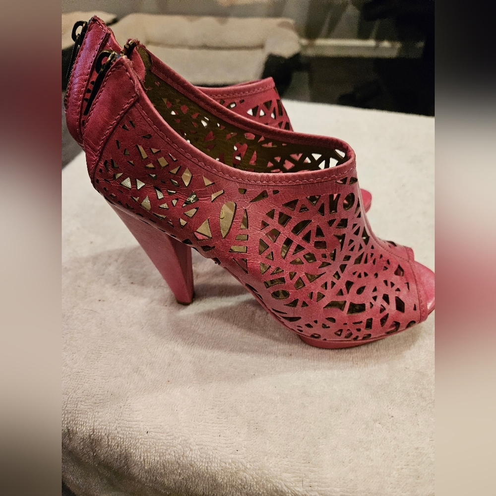 MEA SHADOW HEELS